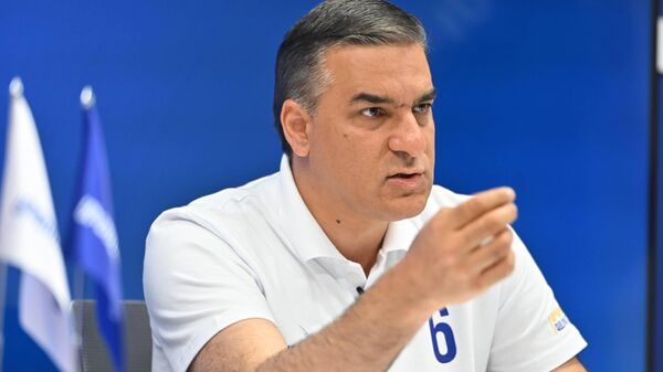 Кандидат в премьер-министры от партии Крылья единства Арман Татоян подводит итоги двухнедельной предвыборной кампании на специальной пресс-конференции (22 мая 2026). Еревaн - Sputnik Արմենիա