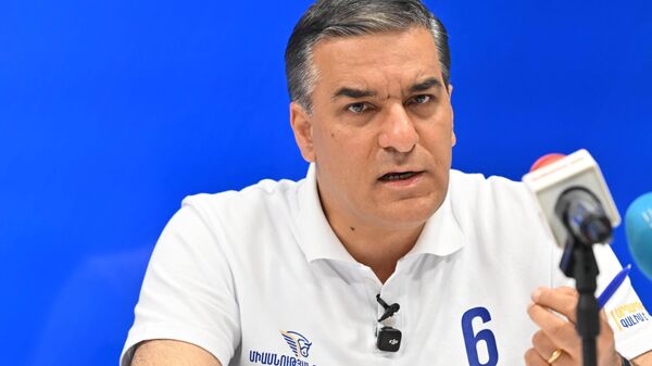 Кандидат в премьер-министры от партии Крылья единства Арман Татоян подводит итоги двухнедельной предвыборной кампании на специальной пресс-конференции (22 мая 2026). Еревaн - Sputnik Армения