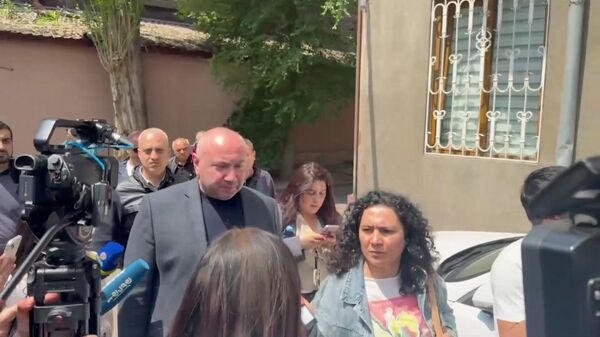 Իրավապահները «Մայր Հայաստան» կուսակցության ղեկավար Անդրանիկ Թևանյանի հետ գնում են նրա բնակարանը խուզարկելու - Sputnik Արմենիա