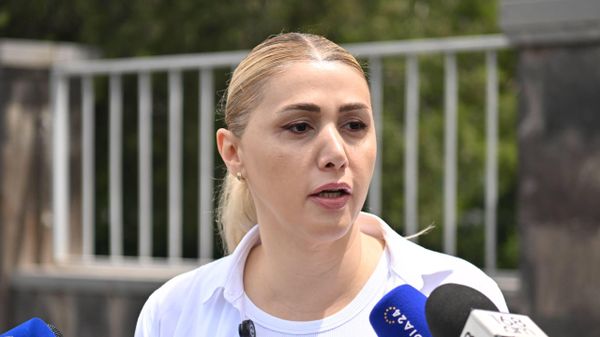 Депутат Элинар Варданян отвечает на вопросы журналистов у здания суда (23 мая 2026). Еревaн - Sputnik Армения