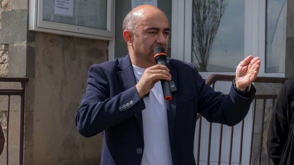 Лидер партии Просвещенная Армения Эдмон Марукян во время агиткампании (24 мая 2026). Сюник - Sputnik Армения