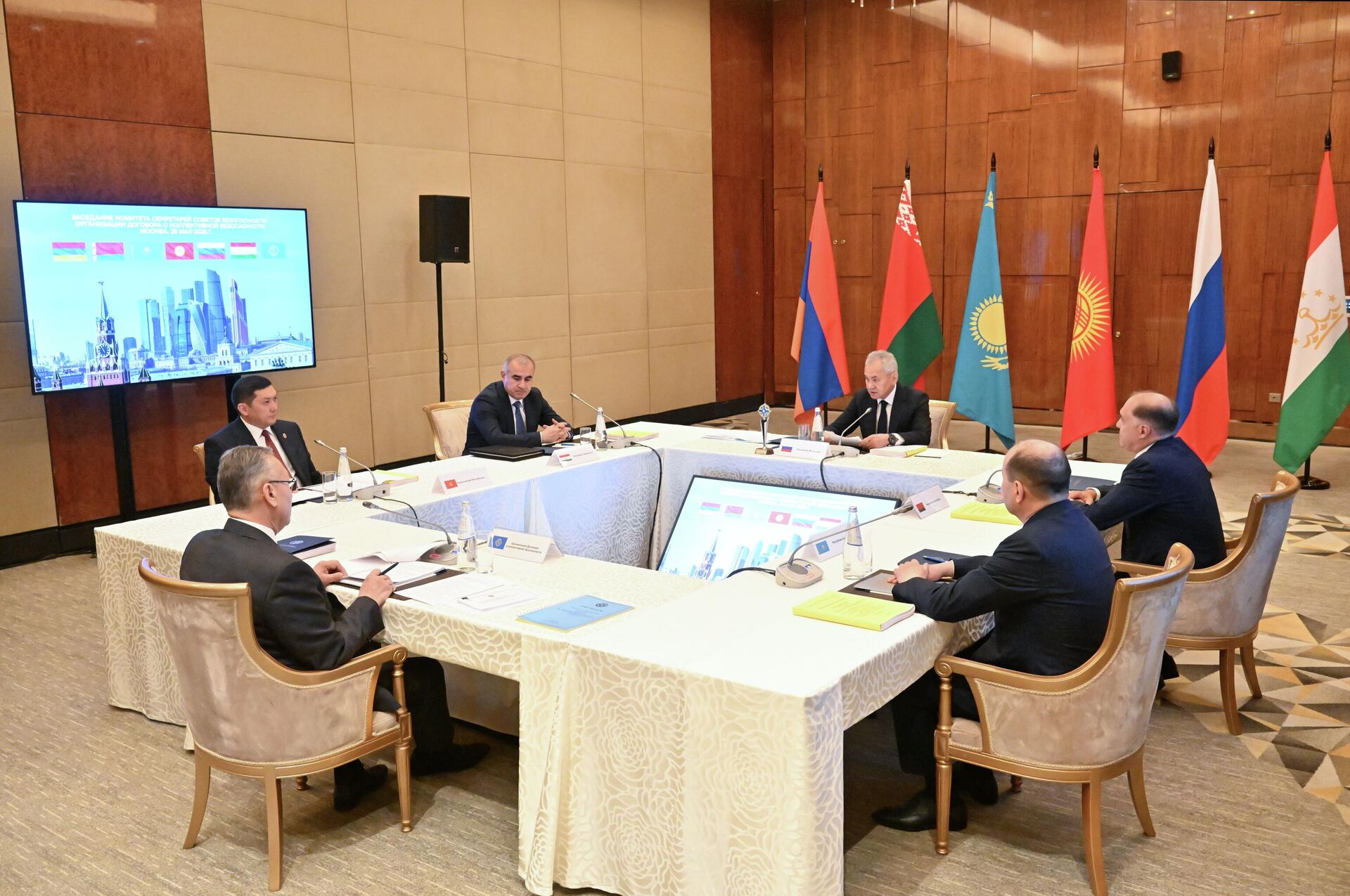 Секретари Совета безопасности Белоруссии Александр Вольфович, Казахстана Гизат Нурдаулетов, Кыргызстана Адилет Орозбеков, РФ Сергей Шойгу, Таджикистана Юсуф Рахмон и генеральный секретарь ОДКБ Таалатбек Масадыков на заседании комитета секретарей советов безопасности ОДКБ (26 мая 2026). Москва  - Sputnik Армения, 1920, 26.05.2026