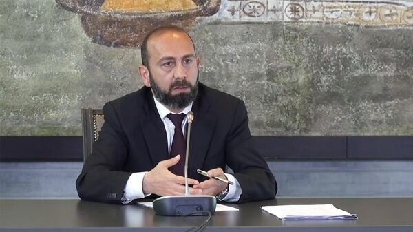 Министр иностранных дел Арарат Мирзоян отвечает на вопросы журналистов после встречи с госсекретарем США (26 мая 2026). Еревaн - Sputnik Армения