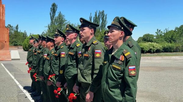 Возложение цветов к помятнику Сардарапат по случаю дня победы в Сардарапатской битве - Sputnik Армения