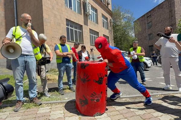 «Բոլորին դեմ եմ» կուսակցության ակցիան Ռադիոտան մոտ - Sputnik Արմենիա