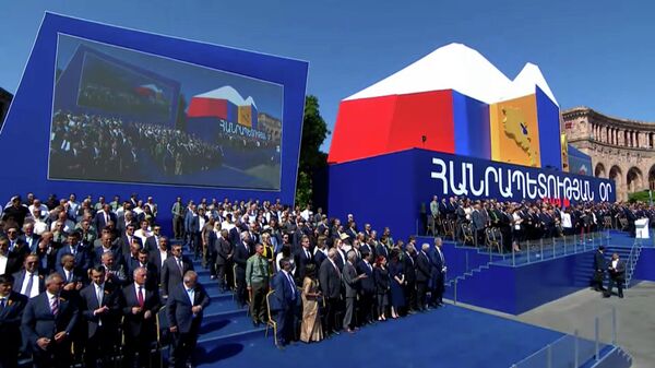 Минутой молчания почтили на военном параде в Ереване - Sputnik Армения
