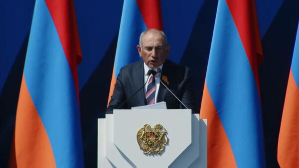 Премьер-министр Никол Пашинян принимает военный парад, посвященный Дню Республики (28 мая 2026). Еревaн - Sputnik Армения