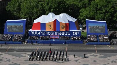 Военный оркестр во время парад, посвященного Дню Республики