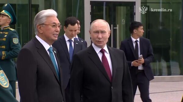 Президента России встречают пролетом истребителей с российским триколором - Sputnik Армения