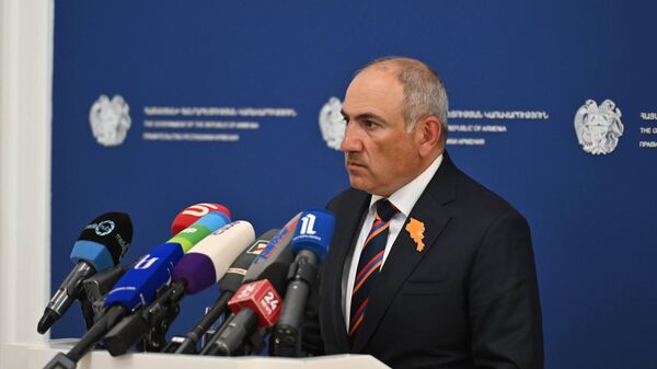 Премьер-министр Никол Пашинян проводит брифинг по итогам военного парада (28 мая 2026). Еревaн - Sputnik Արմենիա