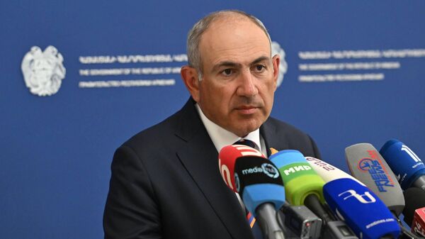 Премьер-министр Никол Пашинян проводит брифинг по итогам военного парада (28 мая 2026). Еревaн - Sputnik Армения