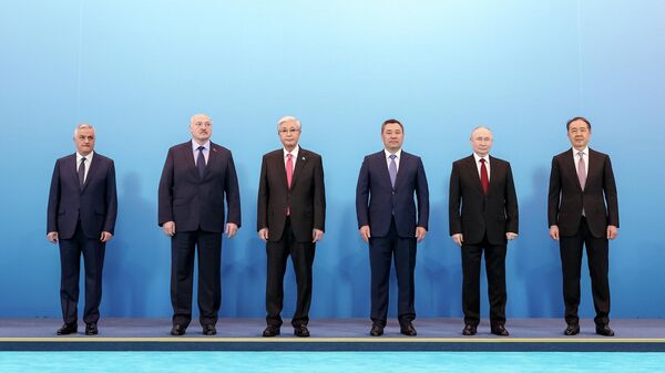 Церемония фотографирования глав делегаций государств-членов ЕАЭС перед началом заседания Высшего Евразийского экономического совета в узком составе (29 мая 2026). Астана - Sputnik Армения