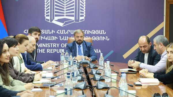 Министр экономики Геворг Папоян встретился с представителями крупных тепличных хозяйств (29 мая 2026). Еревaн - Sputnik Արմենիա
