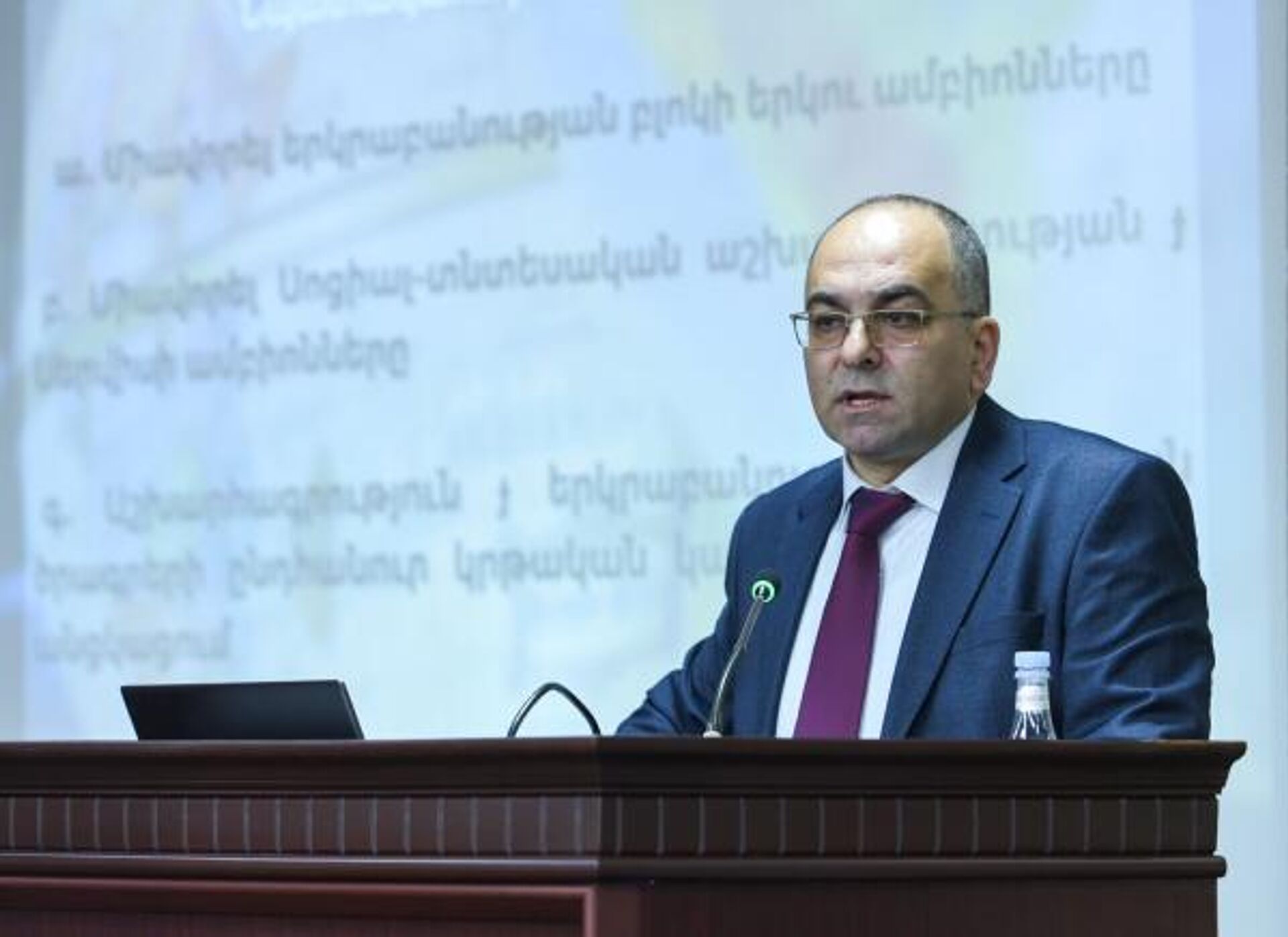 Шаген Хачатрян во время внеочередного заседания ученого совета ЕГУ (17 апреля 2023). Еревaн - Sputnik Армения, 1920, 29.05.2026