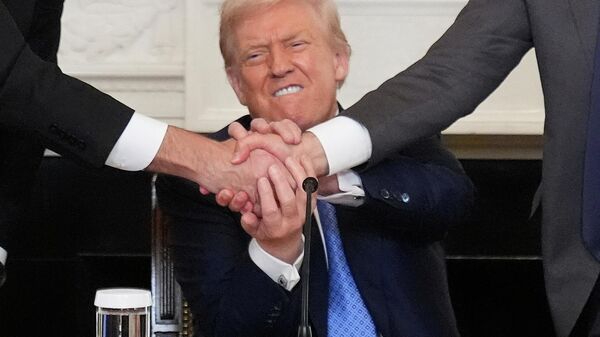 Президент США Дональд Трамп пожимает руку премьер-министру Армении Николу Пашиняну (справа) и президенту Азербайджана Ильхаму Алиеву во время трехсторонней церемонии подписания соглашения (8 августа 2026). Вашингтон - Sputnik Արմենիա