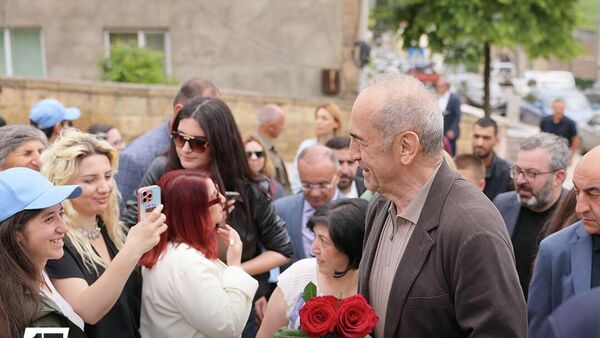 Роберт Кочарян во время предвыборного тура по Тавушской области (2 июня 2026). Ноемберян - Sputnik Армения
