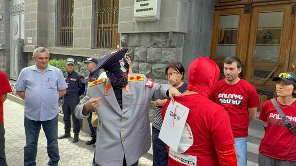 Партия Против всех проводит предвыборную акцию Шить дело у здания генпрокуратуры (2 июня 2026). Еревaн - Sputnik Армения