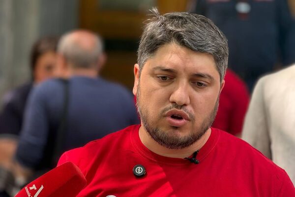 Партия Против всех проводит предвыборную акцию Шить дело у здания генпрокуратуры (2 июня 2026). Еревaн - Sputnik Армения