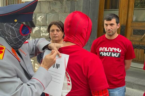 Партия Против всех проводит предвыборную акцию Шить дело у здания генпрокуратуры (2 июня 2026). Еревaн - Sputnik Армения