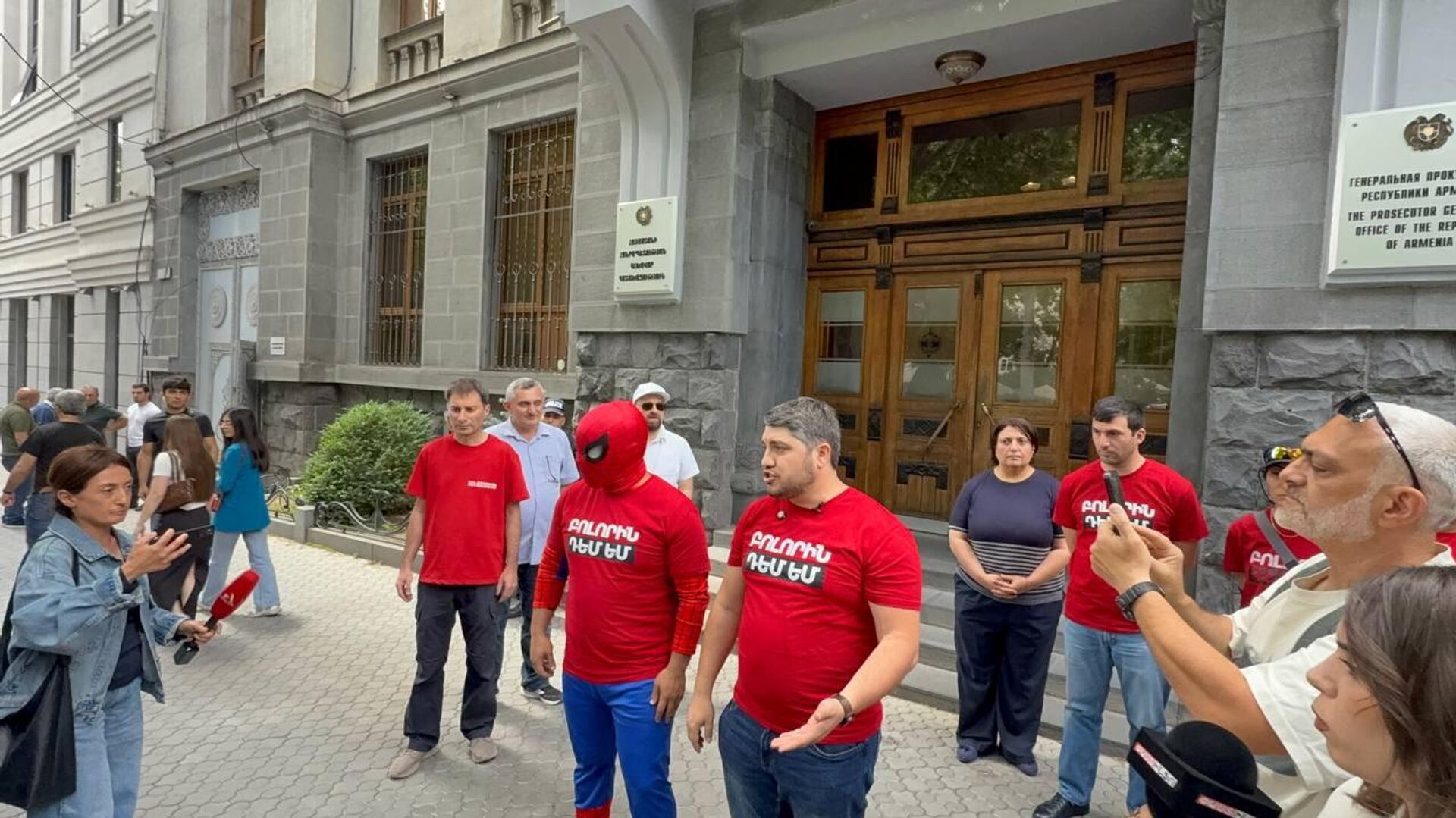 Партия Против всех проводит предвыборную акцию Шить дело у здания генпрокуратуры (2 июня 2026). Еревaн - Sputnik Армения, 1920, 02.06.2026