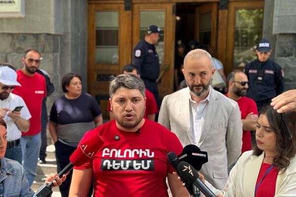 Партия Против всех проводит предвыборную акцию Шить дело у здания генпрокуратуры (2 июня 2026). Еревaн - Sputnik Армения