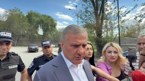 Самвел Карапетян отвечает на вопросы журналистов перед началом судебного заседания (2 июня 2026). Еревaн - Sputnik Армения