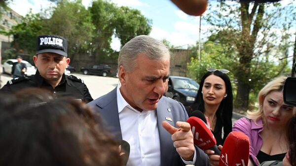Самвел Карапетян отвечает на вопросы журналистов перед началом судебного заседания (2 июня 2026). Еревaн - Sputnik Армения