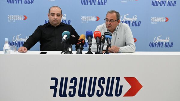 Арцвик Минасян и Ованнес Худоян на пресс-конференции в центральном штабе блока Армения (4 июня 2026). Еревaн - Sputnik Армения