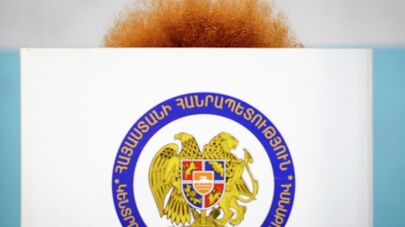 Женщина на избирательном участке во время парламентских выборов (20 июня 2021). Еревaн
