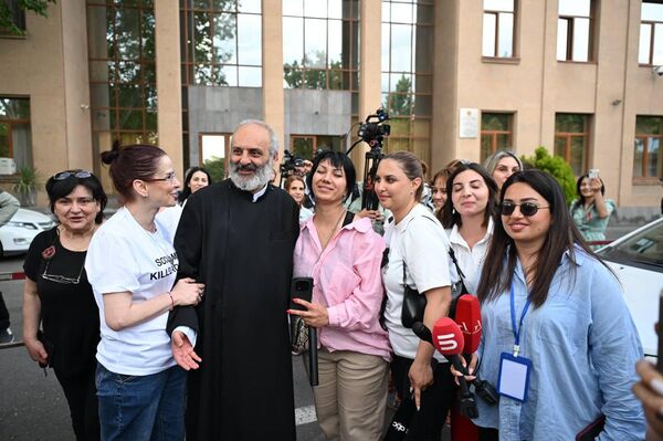 Բագրատ սրբազանին դիմավորեցին գրկախառնությամբ և վանկարկումներով - Sputnik Արմենիա