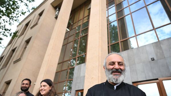 Баграт Галстанян покидает здание суда после изменения меры пресечения (4 июля 2026). Еревaн - Sputnik Армения