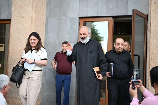 Բագրատ սրբազանը դուրս եկավ դատարանի շենքից - Sputnik Արմենիա