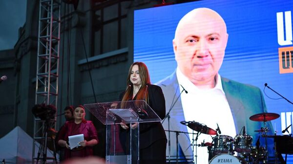 Супруга Андраника Теваняна Эльмира выступает с речью во время предвыборного митинга партии Процветающая Армения на площади Свободы (4 июня 2026). Еревaн - Sputnik Армения