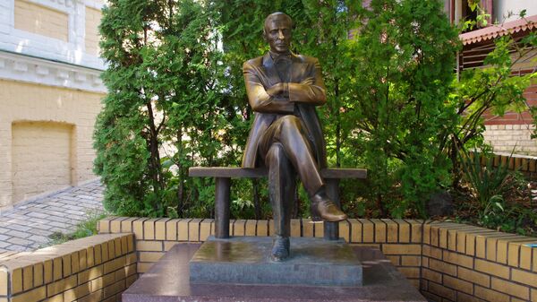 Памятник писателю Михаилу Булгакову в Киеве. - Sputnik Армения