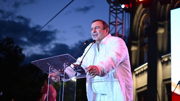 Гагик Царукян выступает с речью во время предвыборного митинга партии Процветающая Армения на площади Свободы (4 июня 2026). Еревaн - Sputnik Армения