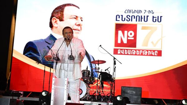Гагик Царукян выступает с речью во время предвыборного митинга партии Процветающая Армения на площади Свободы (4 июня 2026). Еревaн - Sputnik Армения