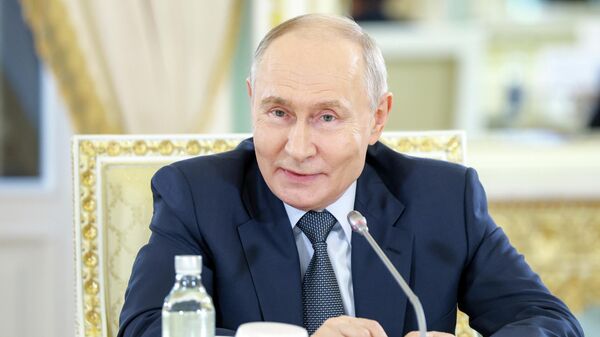 Президент РФ Владимир Путин на встрече с руководителями международных информационных агентств (4 июня 2026). Санкт-Петербург - Sputnik Армения