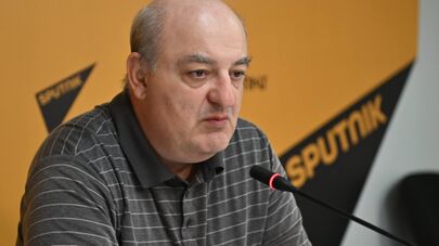 Политтехнолог Армен Бадалян на пресс-конференции (5 июня 2026). Еревaн