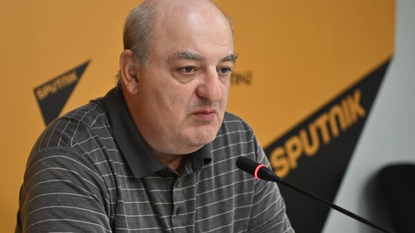 Политтехнолог Армен Бадалян на пресс-конференции (5 июня 2026). Еревaн - Sputnik Армения