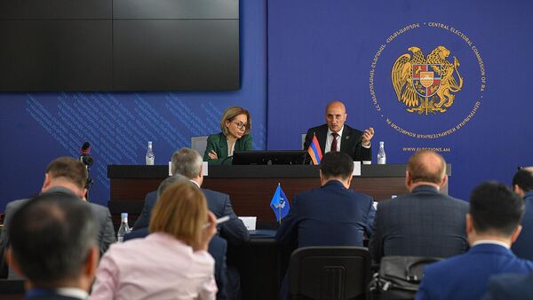 Делегация, возглавляемая руководителем наблюдательской миссии Межпарламентской ассамблеи СНГ Жакипом Асановым посетила ЦИК Армении (5 июня 2026). Еревaн - Sputnik Армения
