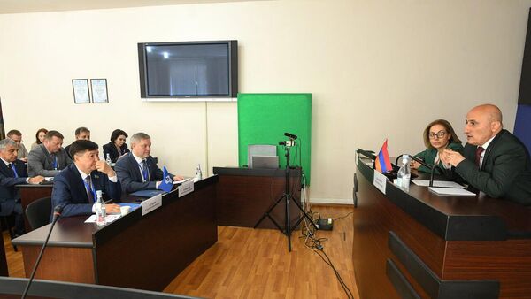 Делегация, возглавляемая руководителем наблюдательской миссии Межпарламентской ассамблеи СНГ Жакипом Асановым посетила ЦИК Армении (5 июня 2026). Еревaн - Sputnik Армения