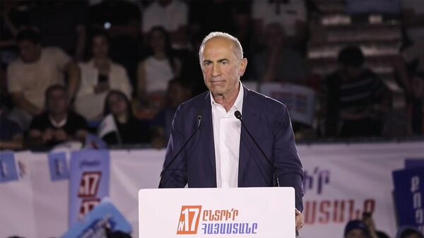 Роберт Кочарян выступает с речью во время предвыборного митинга альянса Армяния (5 июня 2026). Еревaн - Sputnik Армения