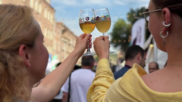 Участники крупнейшего винного open-air фестиваля Армении — Винные дни Еревана (Yerevan Wine Days) на улице Сарьяна (5 июня 2026). Еревaн - Sputnik Армения