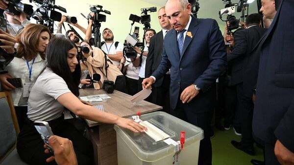 Никол Пашинян голосует в день парламентских выборов (7 июня 2026). Еревaн - Sputnik Армения