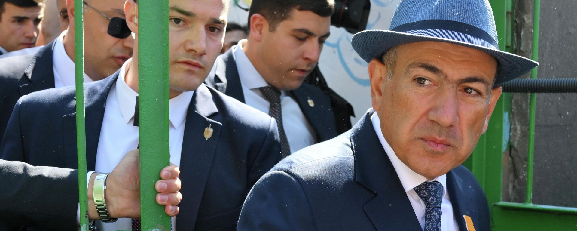 Премьер-министр Никол Пашинян покидает избирательный участок после голосования на парламентских выборов (7 июня 2026). Еревaн - Sputnik Армения, 1920, 21.06.2026