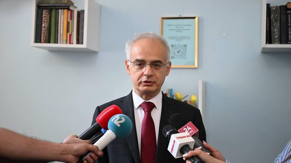Левон Зурабян отвечает на вопросы журналистов после голосования на парламентских выборов (7 июня 2026). Еревaн - Sputnik Армения