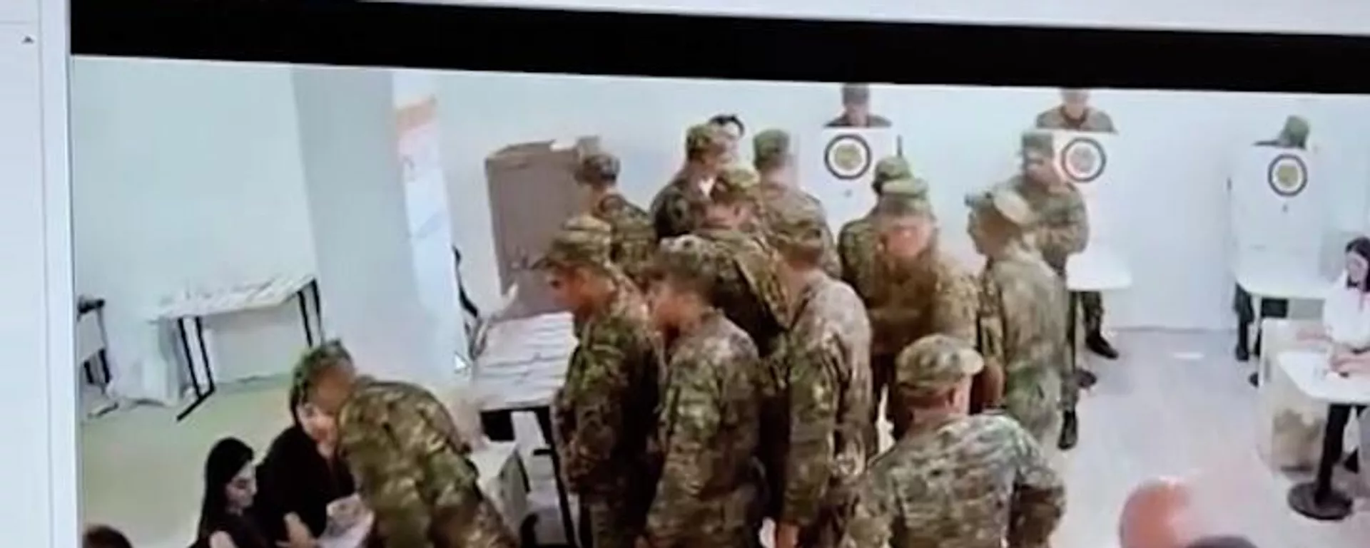 Военнослужащих привезли на несколько избирательных участков перед их закрытием - Sputnik Армения, 1920, 07.06.2026