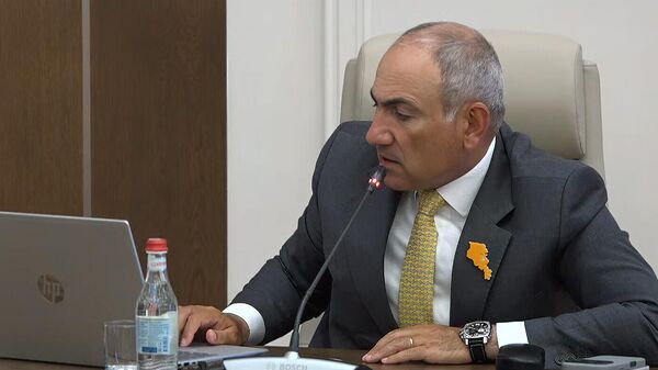 Премьер-министр Никол Пашинян во время совместного заседания парламентских комиссий (8 июня 2026). Еревaн - Sputnik Армения