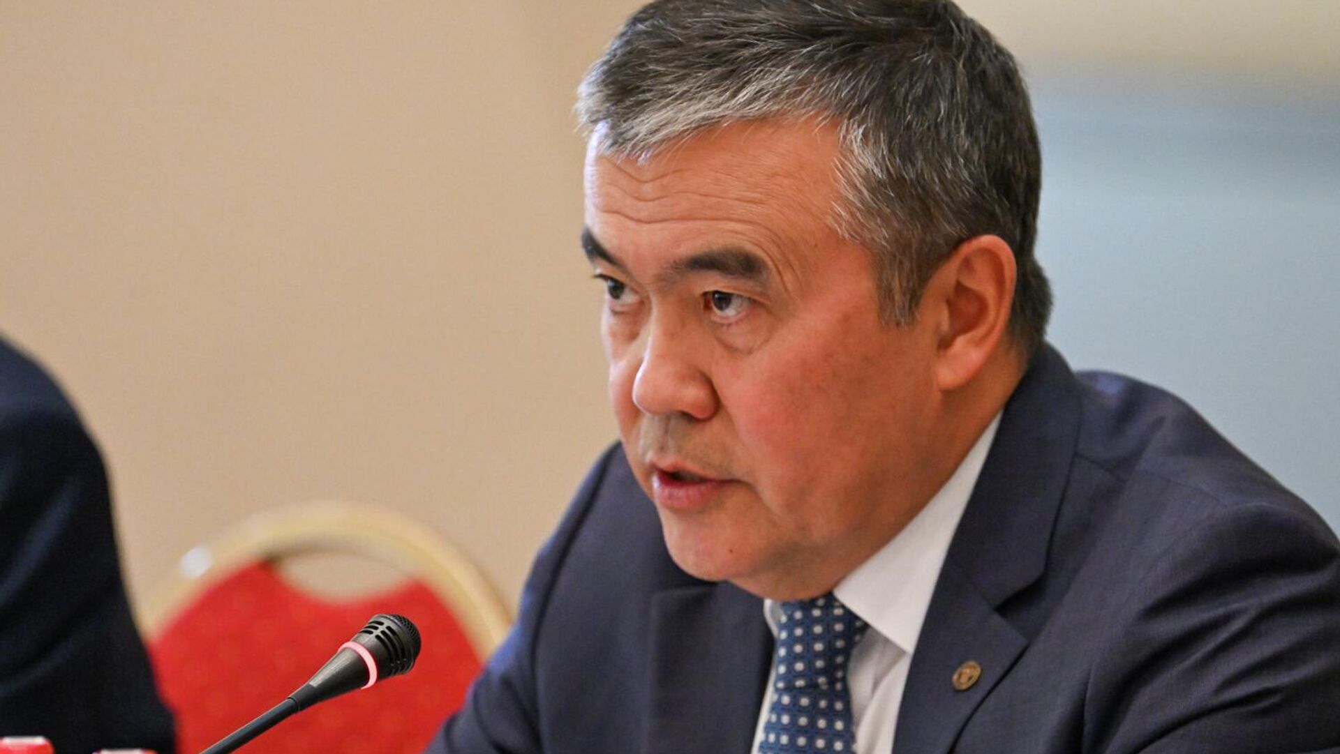 Нурлан Сеймитов во время совместной пресс-конференции Миссии наблюдателей Межпарламентской Ассамблеи СНГ и Миссии наблюдателей СНГ (8 июня 2026). Еревaн Нурлан Сеймитов во время совместной пресс-конференции Миссии наблюдателей Межпарламентской Ассамблеи СНГ и Миссии наблюдателей СНГ (8 июня 2026). Еревaн - Sputnik Армения, 1920, 08.06.2026