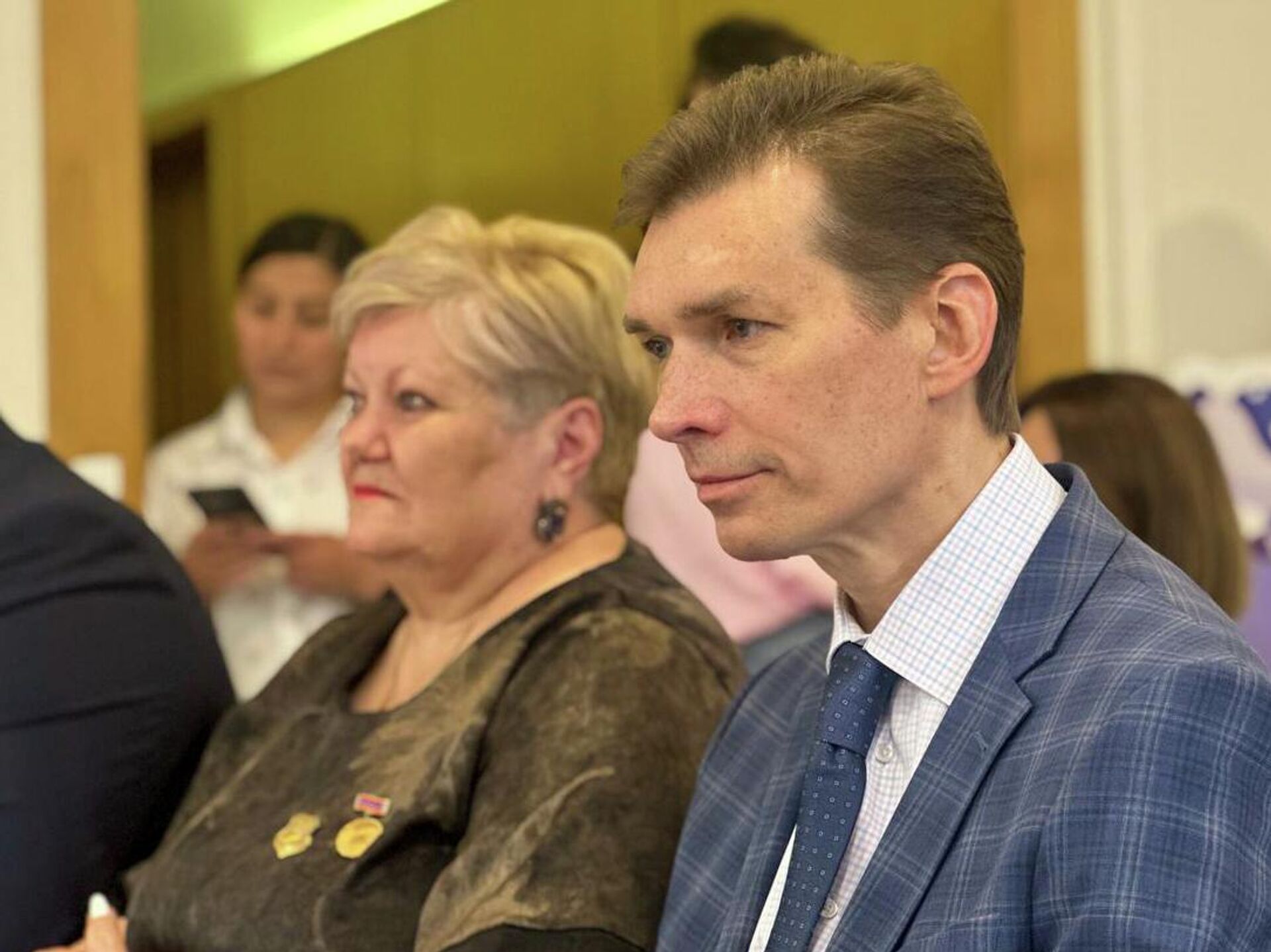 Представитель министерства образования РФ, советник посольства России Михаил Вождаев во время финальной игры литературных дебатов, посвященной поэзии Сильвы Капутикян Представитель министерства образования РФ, советник посольства России Михаил Вождаев во время финальной игры литературных дебатов, посвященной поэзии Сильвы Капутикян - Sputnik Армения, 1920, 09.06.2026